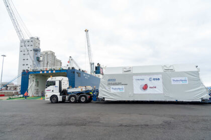 Transportní kontejner s teleskopem Euclid v italském přístavu Savona.