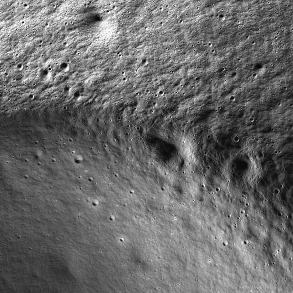 Kráter Marvin a ukázka toho, jak kamera dokáže využít odražené světlo
