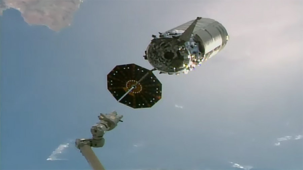 Loď Cygnus NG-18 opouští ISS i se svým nevyklopeným solárním panelem 