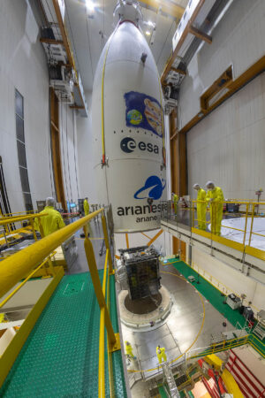 Spouštění aerodynamického krytu na sondu JUICE, která již sedí na raketě Ariane 5.