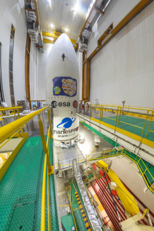 Aerodynamický kryt už byl usazen na sondu JUICE připojenou k raketě Ariane 5.