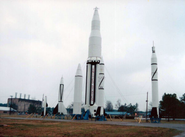 Fotografie „zahrady raket“ před ředitelstvím MSFC z roku 1996