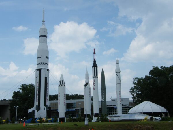 Pohled na část „zahrady raket“ v U.S. Space and Rocket Center v roce 2010
