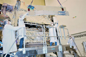 Únor 2022 - v čisté místnosti firmy Airbus v Toulouse dochází l uzavírání jednoho olovem vyloženého boxu pro elektroniku sondy JUICE.