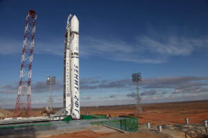 Snímek z prosince 2011 zachycuje raketu Zenit na rampě 45.