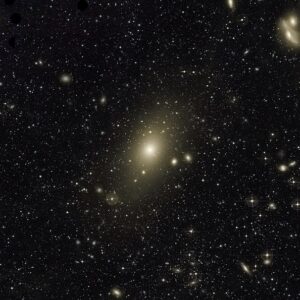 Obří eliptická galaxie M87, první galaxie u níž byla celkem spolehlivě dokázána existence supermasivní černé díry. 