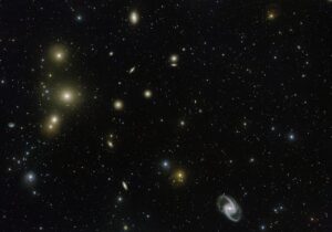 Kupa galaxií v Peci na snímku z chilských teleskopů VLT. Vpravo dole si povšimněte spirální galaxie s příčkou, což je právě NGC 1365.
