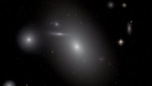 Obří eliptická galaxie NGC 4889