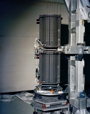 Každá sonda Voyager je vybavena trojicí radioizotopových termoelektrických zdrojů jako je tento.
