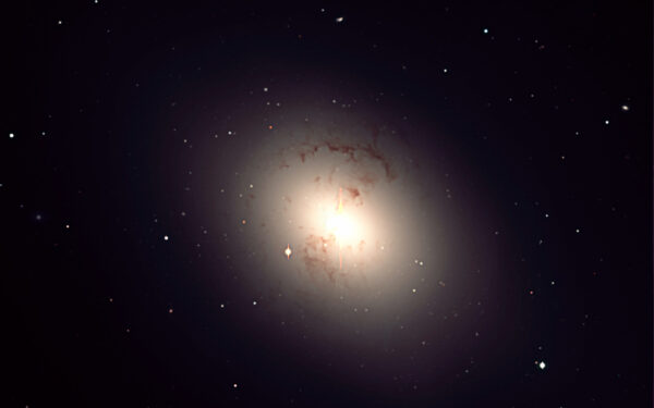 Obří eliptická galaxie NGC 1316, největší člen skupiny galaxií v Peci, na snímku Evropské jižní observatoře.