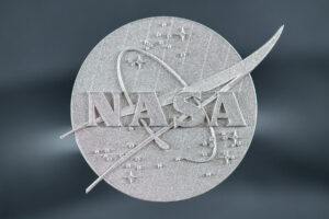 3D vytištěné logo NASA z materiálu GRX-810.