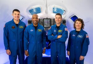 Zprava astronauti NASA Christina Hammock Koch, Reid Wiseman, Victor Glover a a astronaut CSA Jeremy Hansen v simulátoru Orionu