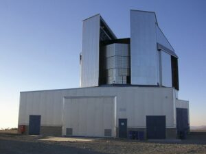 Dalekohled VISTA umístěný na Paranal Observatory v Chile. Právě on objevil systém VHS J1256–1257.