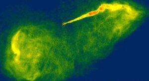 Centrální oblast galaxie M87 na rádiovém snímku ze soustavy teleskopů VLBA. Vidíme dvě obří bubliny a od středu snímku doprava nahoru se táhne i zřetelný výtrysk. 