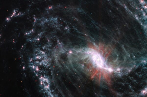 Detail na část velké spirální galaxie s příčkou NGC 1365 na snímku přístroje MIRI.