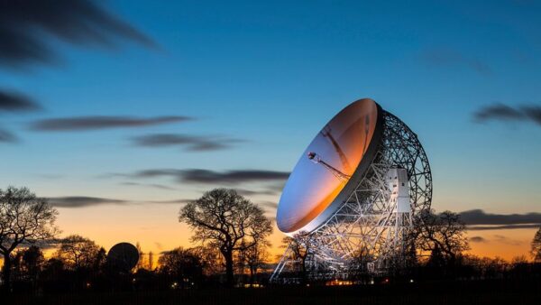Velký radioteleskop v Jodrell Bank Observatory v Anglii.