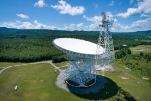 Velký radioteleskop v Green Bank Observatory v Západní Virginii. Jedná se o jeden z hlavních přístrojů kolaborace NANOGrav.