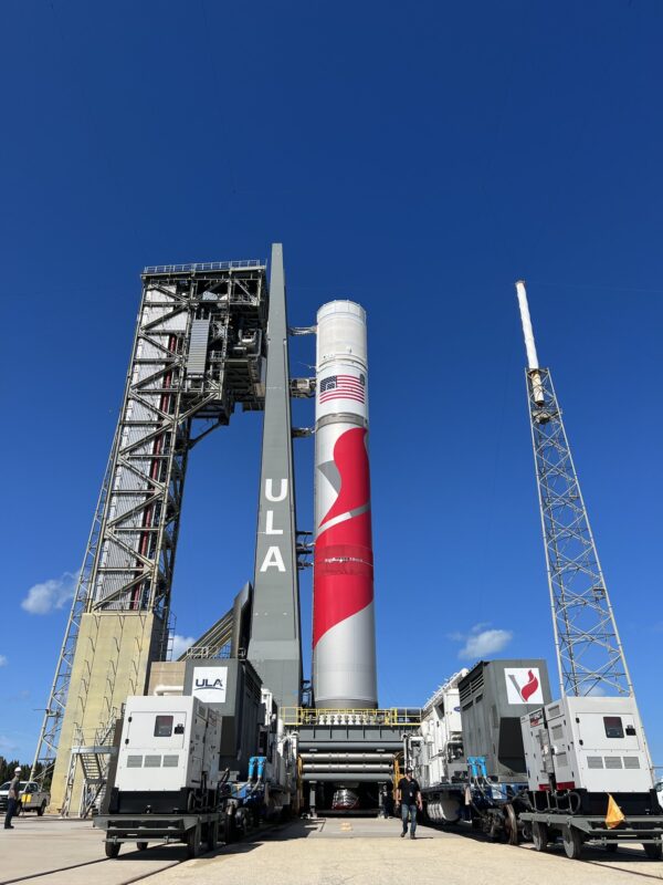 Historicky první transport rakety Vulcan bez aerodynamického krytu na rampu LC-41 k testům proběhl 9. března 2023. Obrázek: ULA