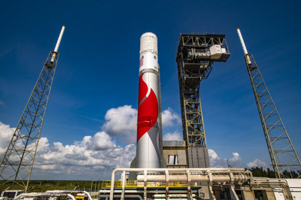Raketa připravená na plnění palivem na rampě. Všimněte si přístupového ramene pro kosmickou loď Starliner. Zde bude začínat cesta astronautů na ISS. Obrázek: ULA