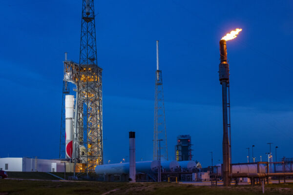 Raketa v podvečer během testu plnění palivem 12. května 2023. Obrázek: ULA