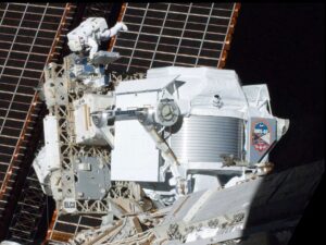 Detektor AMS-02 umístěný na ISS.
