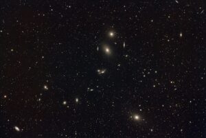Pohled do nám nejbližší kupy galaxií v Panně.