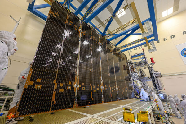 Plně rozložené fotovoltaické panely družice GOES-U.