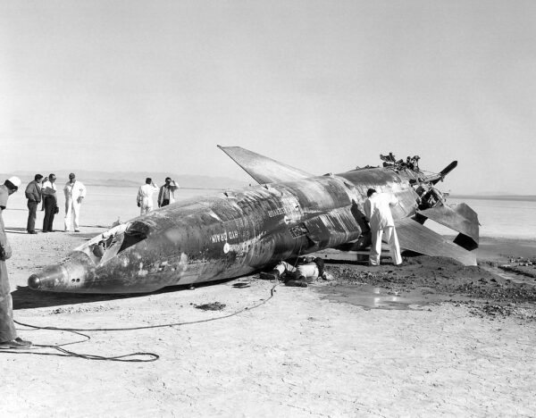 Vážná nehoda s letounem X-15-2. Pilot J. McKay přežil jen zázrakem