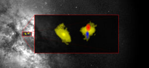 Detail centrální části Arp 220 na snímku z radioteleskopů observatoře ALMA. Ve výřezu pak jádra srážejících se galaxií.