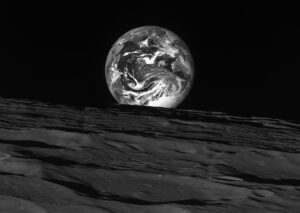 24. prosince 2022 vyfotila sonda Danuri tento východ Země nad povrchem Měsíce.