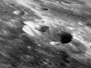 24. března 2023 pořídila sonda Danuri tento snímek kráteru Szilard na odvrácené straně Měsíce.