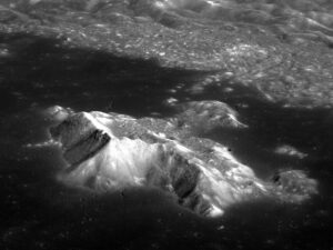 22. března 2023 vyfotila sonda Danuri tento centrální vrcholek v kráteru Ciolkovskij na odvrácené straně Měsíce.