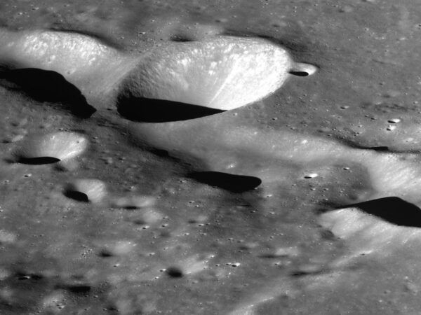 24. března 2023 pořídila sonda Danuri tento snímek oblasti Vallis Schrödinger na odvrácené straně Měsíce.