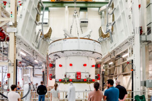 22. května byl servisní modul Orionu přemístěn do buňky FAST, kde bude připojen modul pro posádku