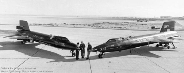 Scott Crossfield a Neil Armstrong u letounů X-15 při symbolickém předání klíčů od X-15