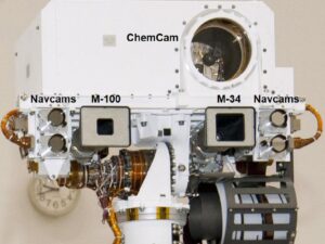 Černobílé kamery NavCam se nachází na stranách hlavy roveru Curiosity.