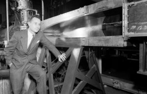 John V. Becker u aerodynamického tunelu v Langley