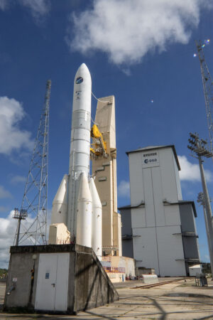 Testovací exemplář rakety Ariane 6 na rampě po odsunu obslužné budovy.