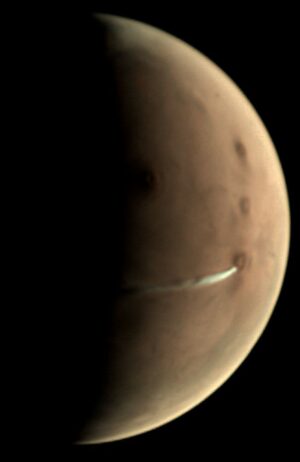 Protáhlý oblak v atmosféře Marsu, který sledovala kamera VMC