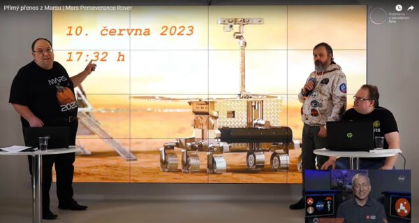 Autor článku (stojící vlevo), ředitel Hvězdárny Brno Jiří Dušek (stojící vpravo) a šéfredaktor Kosmonautixu Dušan Majer (sedící vpravo) slibovali na dnešní den přímý přenos z přistání mise ExoMars 2022 už v únoru 2021. Leč člověk míní…