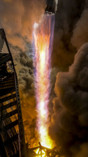 Úžasný snímek plamenů startující Super Heavy Starship
