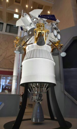 Model lunárního landeru se složeným roverem v měřítku 1:10