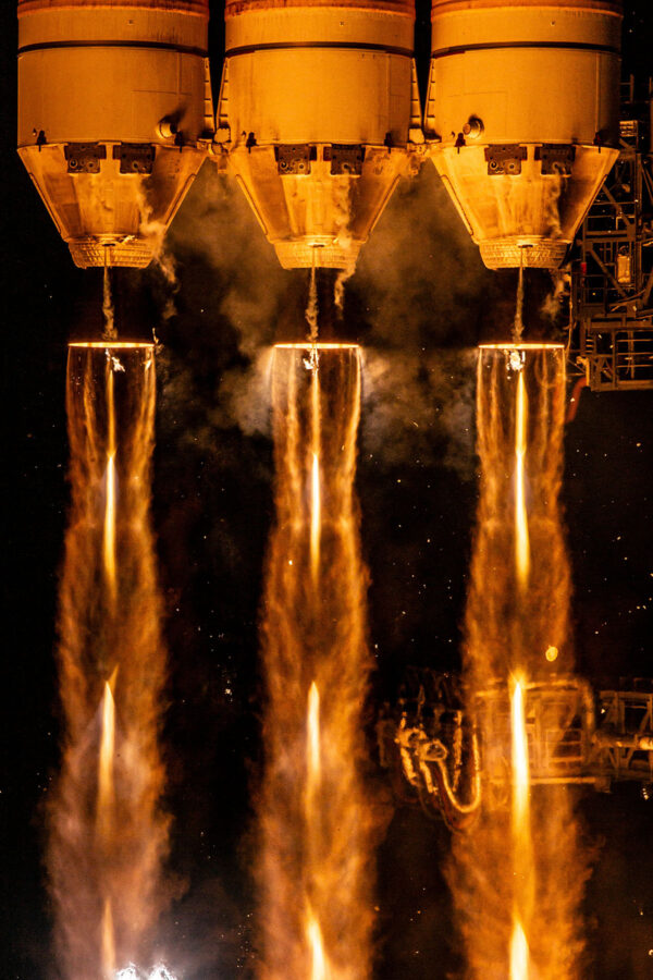 Detailní pohled na trojici motorů RS-68A, které ženou k obloze raketu Delta IV Heavy při misi NROL-68.