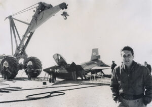 Scott Crossfield u rozlomeného letounu X-15-2