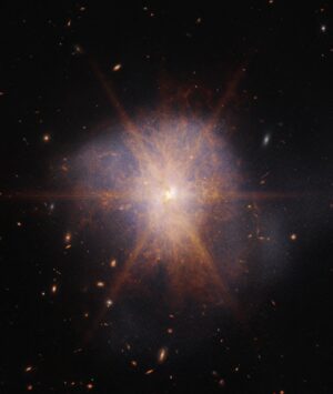 Pohled na Arp 220 z Webbova dalekohledu. Povšimněte si, že jádro objektu je natolik jasné, že u něj vidíme difrakční hroty.
