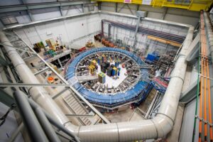 Experiment Muon g-2 ve Fermilabu nedaleko Chicaga v americkém státě Illinois. Jde o další pracoviště, kde možná našli známky páté základní fyzikální interakce.