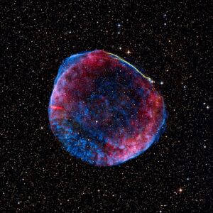 Pozůstatek po supernově SN 1006. Obrázek evropské jižní observatoře je složenina několika pozorování v radiových vlnách (červená), rentgenovém záření (modrá) a viditelném světle (žlutá).