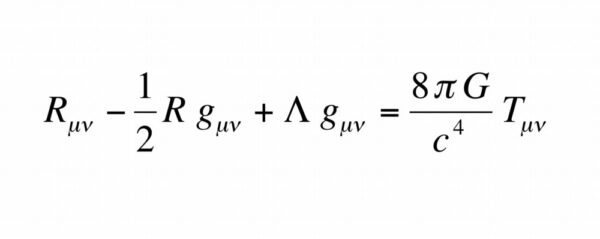 Rovnice obecné teorie relativity a to včetně kosmologické konstanty lambda (v pravé části levé strany rovnice).
