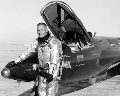 Neil Armstrong před letounem X-15 po letu