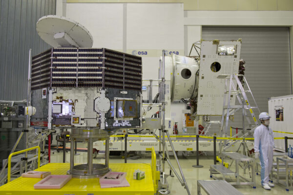 V levé části snímku vidíme sondu MMO (Mio) během předstartovní přípravy.